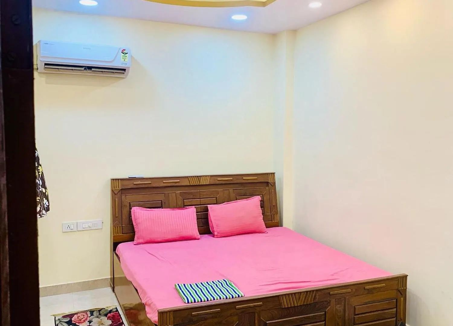 *****  Shri Ji Hotel Varanasi India